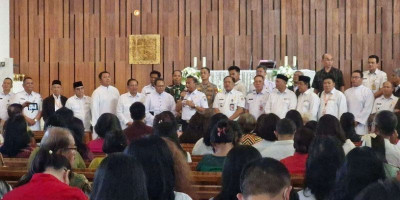 Tinjau Misa Natal, Wali Kota Jaktim Tegaskan Komitmen Keamanan Ibadah