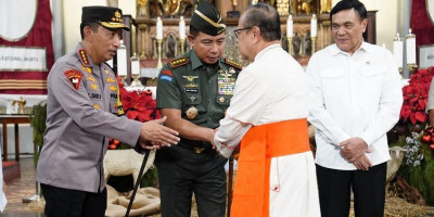 Panglima TNI Dampingi Menko Polkam Tinjau Pengamanan Gereja 