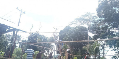 Babinsa Biak Barat Bantu Warga Pasang Pendukung Pelaksanaan Natal Rayon