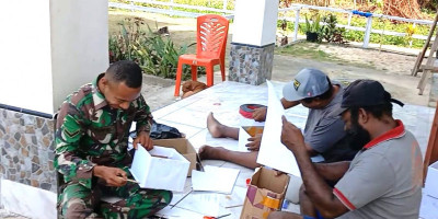 Babinsa Supiori Utara Bantu Jemaat Agape Yenggarbun Siapkan Kado Natal