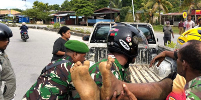 Babinsa Biak Kota Sigap Bantu Evakuasi Korban Lakalantas Tunggal
