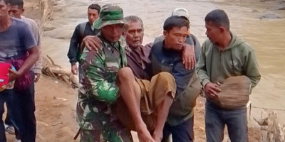 Warga Linge Terisolasi, Pasien Sesak Napas Terpaksa Diseberangkan Sungai