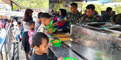 Masyarakat Timang Gajah Terbantu dengan Kehadiran Dapur Umum TNI 