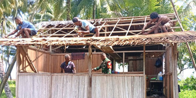 Babinsa Warsa Bersama Warga Wujudkan Kemanunggalan TNI-Rakyat di Kampung Imbari