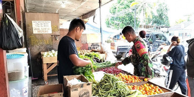 Jelang Akhir 2025, Babinsa Biak Kota Pantau Kestabilan Harga dan Stok Sembako