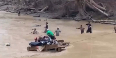 Jembatan Putus, Warga Desa Linge Bertaruh Nyawa Seberangi Sungai Deras