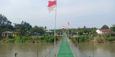 Prajurit TNI Rampungkan Renovasi Jembatan Gantung Garuda di Desa Bandar Kuala 