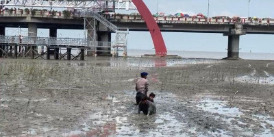Dit Polairud Polda Jatim Evakuasi Dua Anak dari Lumpur Pantai Kenjeran