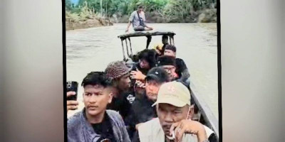 Relawan dan Stafsus Gubernur Aceh Tempuh Sungai Demi Bantuan
