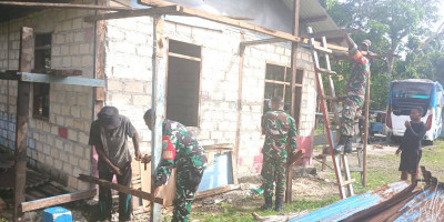 Personel Babinsa Biak Timur Peduli Pembangunan Rumah Warga