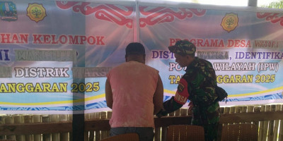 Babinsa Silaturahmi dan Bantu Pemasangan Baleho di Kampung Wasori