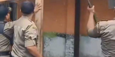 Satpol PP Bongkar Lapak Gajah Raya
