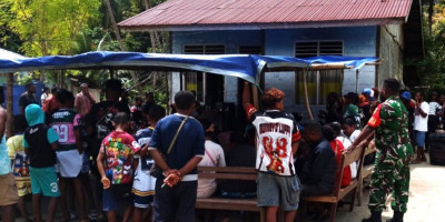 Babinsa Warsa Dampingi Tradisi Antar Mas Kawin di Kampung Wasani