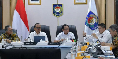 Seskab Teddy Hadiri Rapat Satgas Percepatan Rehabilitasi Pascabencana Aceh