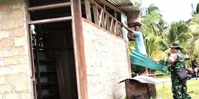 Wujud Kepedulian, Babinsa Supiori Utara Bantu Perbaiki Kios Warga