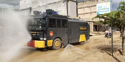 Polres Aceh Selatan Kerahkan Water Cannon Redam Debu Sisa Banjir