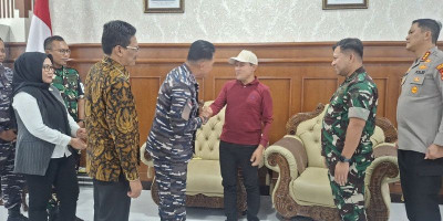 TNI AL Kodaeral IV Dampingi Pemko Batam Salurkan Bantuan Kemanusiaan 