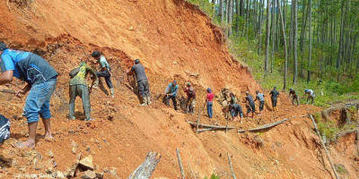 Warga Linge Gotong Royong Buka Akses Jalan, Lawan Isolasi Pascabencana