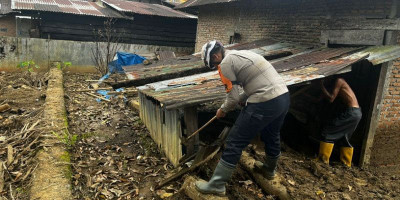 Brimob Sumbar Turun Palembayan, Cari Korban dan Antar Bantuan Banjir