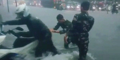 Hujan Seharian, Jalan Gunung Sahari Raya Tergenang, Prajurit Kodaeral III Bantu Pengendara