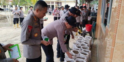 Manfaatkan Lumpur Banjir, Kapolda Aceh Serahkan Ribuan Karung Tanam Untuk Masyarakat Aceh Tamiang