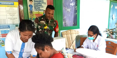 Wujudkan Balita Sehat, Babinsa Dampingi Pelaksanaan Posyandu di Kampung Binaan