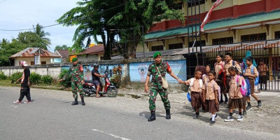 Inilah Bentuk Kepedulian Babinsa Koramil Kodim 1710/Mimika ke Anak Sekolah
