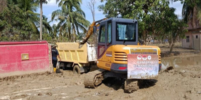 Excavator Bantuan GMFM Group Mulai Bersihkan Lumpur di Aceh Tamiang