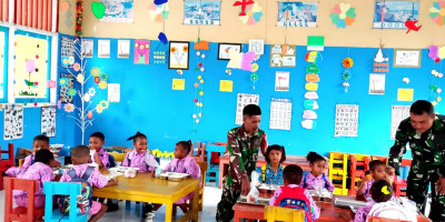 Dukung Gizi Pelajar, Babinsa Posramil Biak Timur Dampingi Program MBG