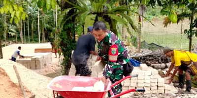 Semangat Gotong-Royong, Babinsa Biak Timur Bantu Pembangunan Rumah Warga