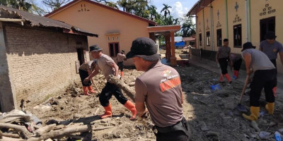 Brimob Percepat Pemulihan Permukiman dan Sarana Ibadah di Batang Toru