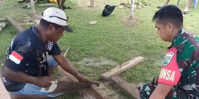 Pererat Kebersamaan, Babinsa Bantu Buat Pondok di Gereja GKI Diaspora