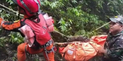 Tim SAR Berupaya Evakuasi Satu Korban dari Lokasi Jatuhnya Pesawat