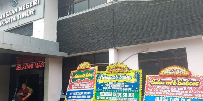 Karangan Bunga Penuhi Kejari Jaktim, Sambut Kepemimpinan Baru Topik Gunawan