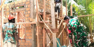 Wujud Kepedulian Babinsa Supiori Utara Bantu Warga Binaan Bangun Rumah
