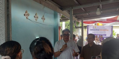 Mahasiswa Pascasarjana Unpak Dorong UMKM Opak Cibuaya Melek Digital