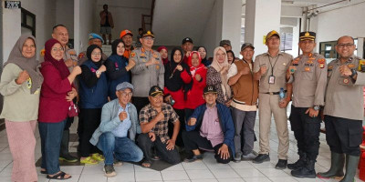 Polisi Hadir Saat Banjir, Kapolres Jakut Bagi 1.000 Makanan untuk Pengungsi