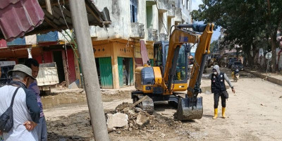 Dua Excavator Bersihkan Lumpur dan Parit di Kuala Simpang