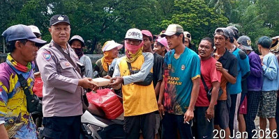 Warga Rawabadak Utara Terima Bantuan Makanan dari Polsek Koja