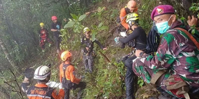 Menembus Kabut dan Jurang, Prajurit Marinir Berjuang Evakuasi Korban Pesawat di Maros