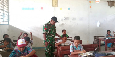 Dukung Gizi Anak Sekolah, Babinsa Posramil Biak Timur Dampingi Program MBG