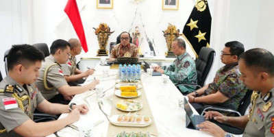 Lewat Buku, Wakapolri Bekali Lima Calon Atase Polri dengan Strategi Pemberantasan TPPA-PPO