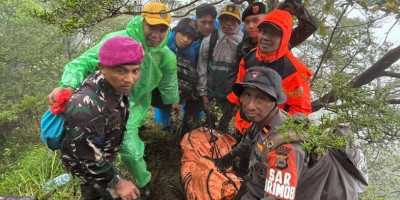Air Mata Haru Iringi Penemuan Seluruh Korban Pesawat ATR di Bulusaraung