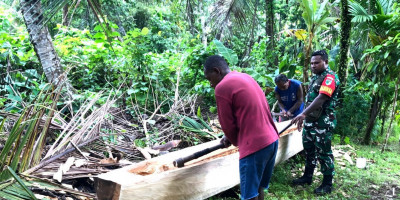 Peduli Nelayan Pesisir, Babinsa Koramil Numfor Turun Langsung Bantu Pembuatan Perahu