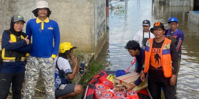Terjang Banjir Tambun Utara, TRAMP Salurkan Logistik ke Warga Srimukti
