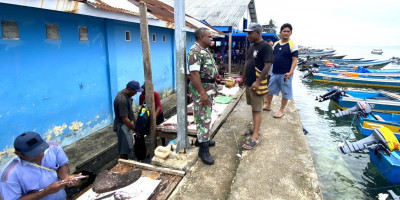 Babinsa Posramil Biak Timur Imbau Warga Tidak Buang Limbah Ikan Sembarangan