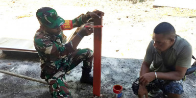 Wujud Kepedulian, Babinsa Bantu Renovasi Rumah Warga
