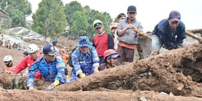 Respons Cepat TNI AU Bantu Warga Terdampak Longsor Cisarua