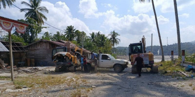 Dua Excavator Bantuan Mulai Bersihkan Akses Jalan Longsor di Juli Bireuen