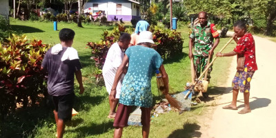 Peduli Lingkungan, Babinsa Bersama Mama-Mama Kampung Warbon Bersihkan Sampah